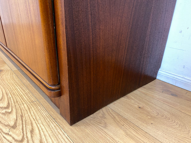 Schöner und hochwertiger dunkler Mid-Century Massivholz Kleiderschrank aus 1954 mit guter Aufteilung I Schrank Schlafzimmerschrank Wäscheschrank Wardrobe Vintage 50er 60er I
