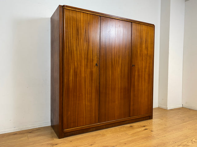 Schöner und hochwertiger dunkler Mid-Century Massivholz Kleiderschrank aus 1954 mit guter Aufteilung I Schrank Schlafzimmerschrank Wäscheschrank Wardrobe Vintage 50er 60er I