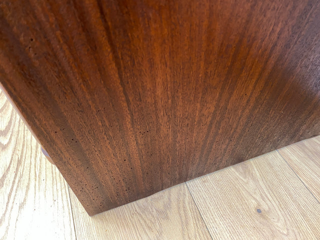 Schöner und hochwertiger dunkler Mid-Century Massivholz Kleiderschrank aus 1954 mit guter Aufteilung I Schrank Schlafzimmerschrank Wäscheschrank Wardrobe Vintage 50er 60er I