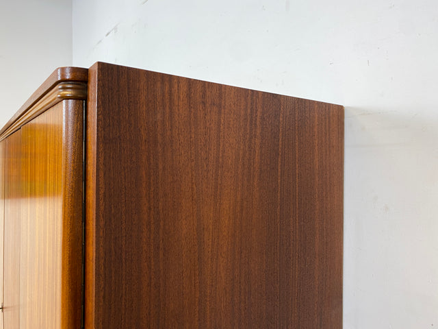 Schöner und hochwertiger dunkler Mid-Century Massivholz Kleiderschrank aus 1954 mit guter Aufteilung I Schrank Schlafzimmerschrank Wäscheschrank Wardrobe Vintage 50er 60er I