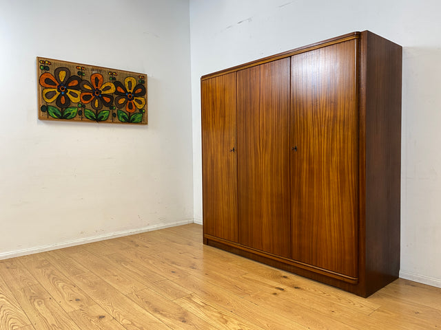 Schöner und hochwertiger dunkler Mid-Century Massivholz Kleiderschrank aus 1954 mit guter Aufteilung I Schrank Schlafzimmerschrank Wäscheschrank Wardrobe Vintage 50er 60er I