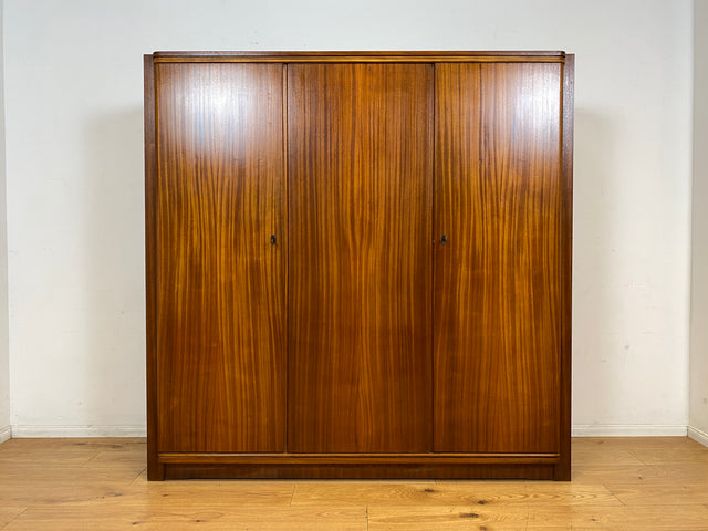 Schöner und hochwertiger dunkler Mid-Century Massivholz Kleiderschrank aus 1954 mit guter Aufteilung I Schrank Schlafzimmerschrank Wäscheschrank Wardrobe Vintage 50er 60er I