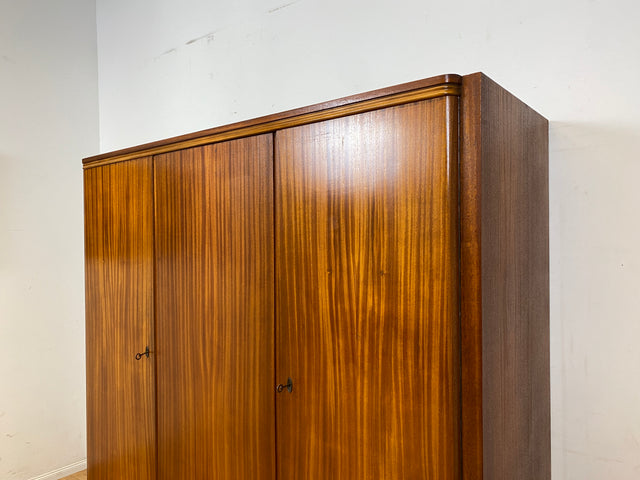 Schöner und hochwertiger dunkler Mid-Century Massivholz Kleiderschrank aus 1954 mit guter Aufteilung I Schrank Schlafzimmerschrank Wäscheschrank Wardrobe Vintage 50er 60er I