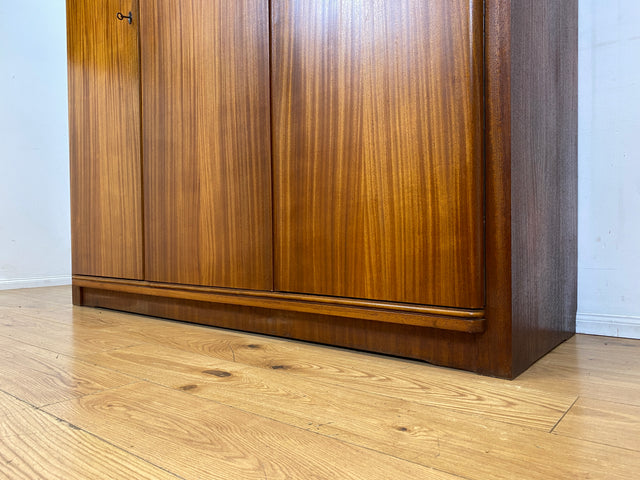 Schöner und hochwertiger dunkler Mid-Century Massivholz Kleiderschrank aus 1954 mit guter Aufteilung I Schrank Schlafzimmerschrank Wäscheschrank Wardrobe Vintage 50er 60er I