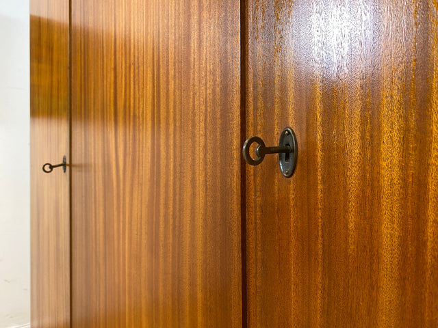 Schöner und hochwertiger dunkler Mid-Century Massivholz Kleiderschrank aus 1954 mit guter Aufteilung I Schrank Schlafzimmerschrank Wäscheschrank Wardrobe Vintage 50er 60er I
