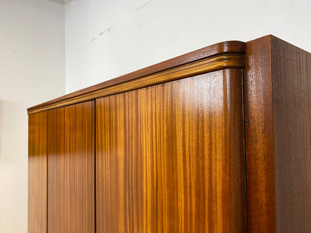 Schöner und hochwertiger dunkler Mid-Century Massivholz Kleiderschrank aus 1954 mit guter Aufteilung I Schrank Schlafzimmerschrank Wäscheschrank Wardrobe Vintage 50er 60er I