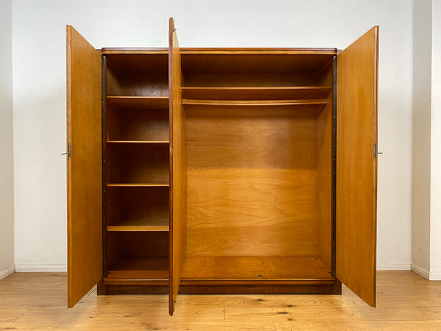 Schöner und hochwertiger dunkler Mid-Century Massivholz Kleiderschrank aus 1954 mit guter Aufteilung I Schrank Schlafzimmerschrank Wäscheschrank Wardrobe Vintage 50er 60er I