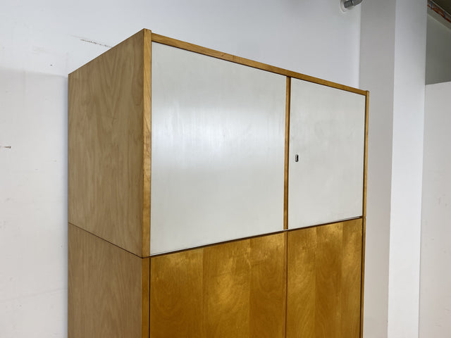 Ein VEB Hellerau Original I Stilvoller Mid-Century Kleiderschrank 794/1A aus 1967 mit Aufsatz und Schubladen I Schrank Schlafzimmerschrank Wardrobe Vintage Retro 60er I