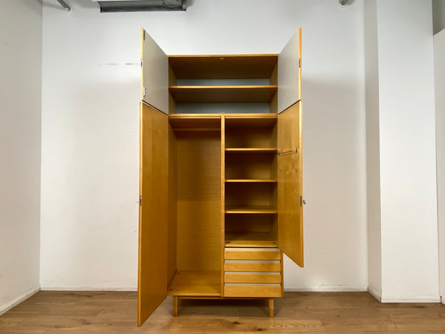 Ein VEB Hellerau Original I Stilvoller Mid-Century Kleiderschrank 794/1A aus 1967 mit Aufsatz und Schubladen I Schrank Schlafzimmerschrank Wardrobe Vintage Retro 60er I