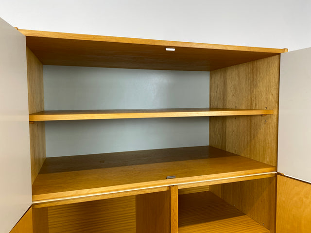 Ein VEB Hellerau Original I Stilvoller Mid-Century Kleiderschrank 794/1A aus 1967 mit Aufsatz und Schubladen I Schrank Schlafzimmerschrank Wardrobe Vintage Retro 60er I
