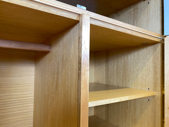 Ein VEB Hellerau Original I Stilvoller Mid-Century Kleiderschrank 794/1A aus 1967 mit Aufsatz und Schubladen I Schrank Schlafzimmerschrank Wardrobe Vintage Retro 60er I