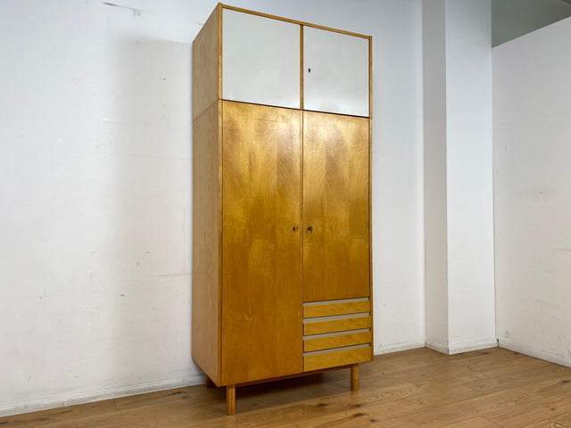 Ein VEB Hellerau Original I Stilvoller Mid-Century Kleiderschrank 794/1A aus 1967 mit Aufsatz und Schubladen I Schrank Schlafzimmerschrank Wardrobe Vintage Retro 60er I
