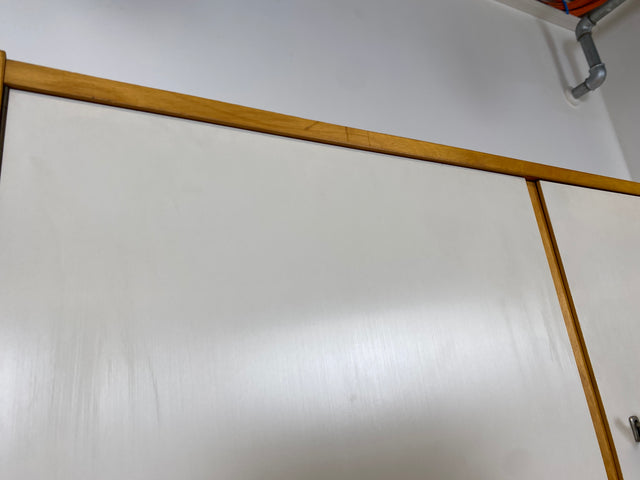 Ein VEB Hellerau Original I Stilvoller Mid-Century Kleiderschrank 794/1A aus 1967 mit Aufsatz und Schubladen I Schrank Schlafzimmerschrank Wardrobe Vintage Retro 60er I