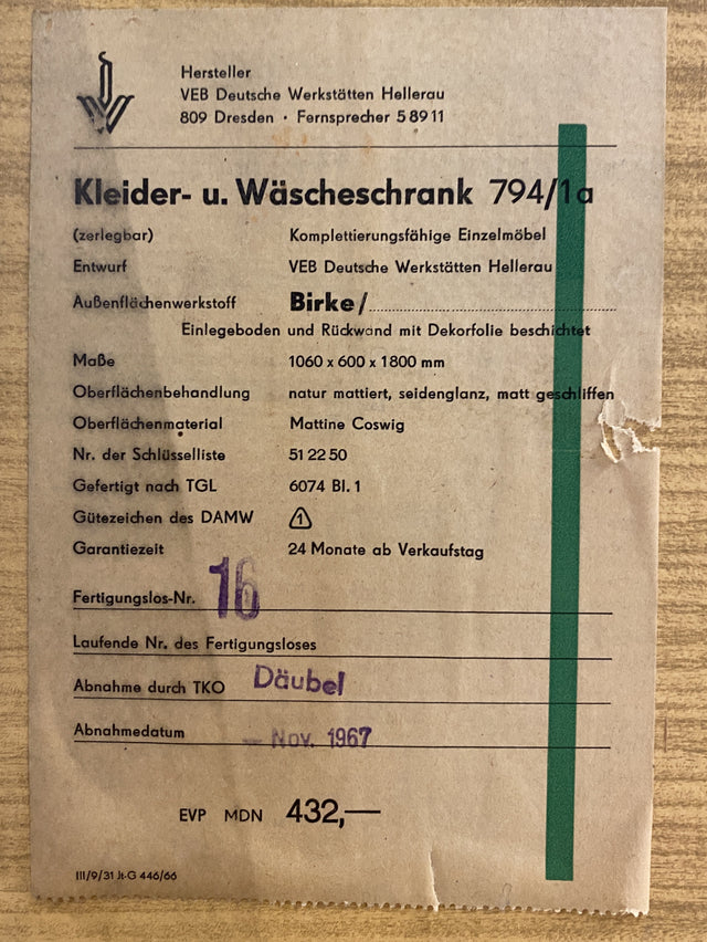 Ein VEB Hellerau Original I Stilvoller Mid-Century Kleiderschrank 794/1A aus 1967 mit Aufsatz und Schubladen I Schrank Schlafzimmerschrank Wardrobe Vintage Retro 60er I