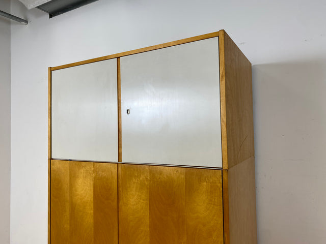 Ein VEB Hellerau Original I Stilvoller Mid-Century Kleiderschrank 794/1A aus 1967 mit Aufsatz und Schubladen I Schrank Schlafzimmerschrank Wardrobe Vintage Retro 60er I