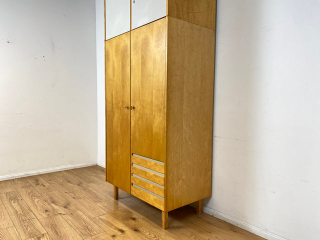 Ein VEB Hellerau Original I Stilvoller Mid-Century Kleiderschrank 794/1A aus 1967 mit Aufsatz und Schubladen I Schrank Schlafzimmerschrank Wardrobe Vintage Retro 60er I