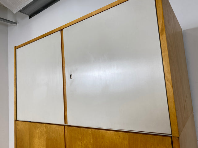 Ein VEB Hellerau Original I Stilvoller Mid-Century Kleiderschrank 794/1A aus 1967 mit Aufsatz und Schubladen I Schrank Schlafzimmerschrank Wardrobe Vintage Retro 60er I