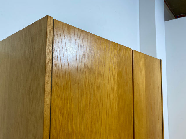 Ein VEB Hellerau Original I Seltener Mid-Century Kleiderschrank 799/O aus 1966 in ozeanischem Nussbaum mit Kleiderstange I Schrank Schlafzimmerschrank Vintage Retro 60er I