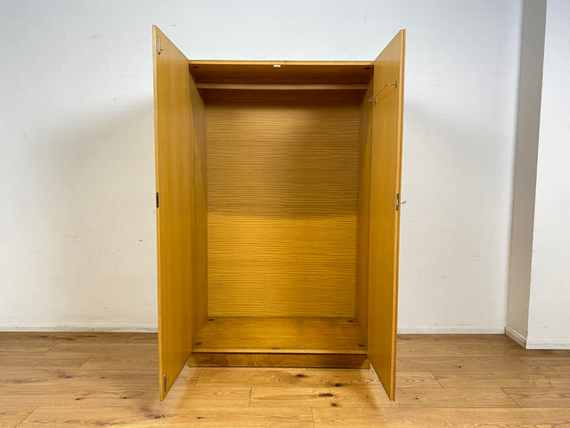 Ein VEB Hellerau Original I Seltener Mid-Century Kleiderschrank 799/O aus 1966 in ozeanischem Nussbaum mit Kleiderstange I Schrank Schlafzimmerschrank Vintage Retro 60er I