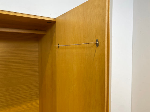 Ein VEB Hellerau Original I Seltener Mid-Century Kleiderschrank 799/O aus 1966 in ozeanischem Nussbaum mit Kleiderstange I Schrank Schlafzimmerschrank Vintage Retro 60er I