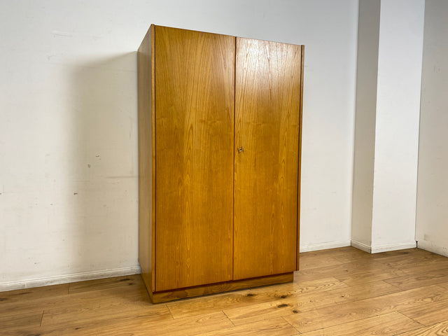 Ein VEB Hellerau Original I Seltener Mid-Century Kleiderschrank 799/O aus 1966 in ozeanischem Nussbaum mit Kleiderstange I Schrank Schlafzimmerschrank Vintage Retro 60er I