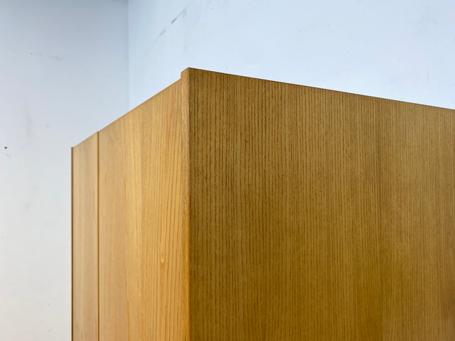 Ein VEB Hellerau Original I Seltener Mid-Century Kleiderschrank 799/O aus 1966 in ozeanischem Nussbaum mit Kleiderstange I Schrank Schlafzimmerschrank Vintage Retro 60er I