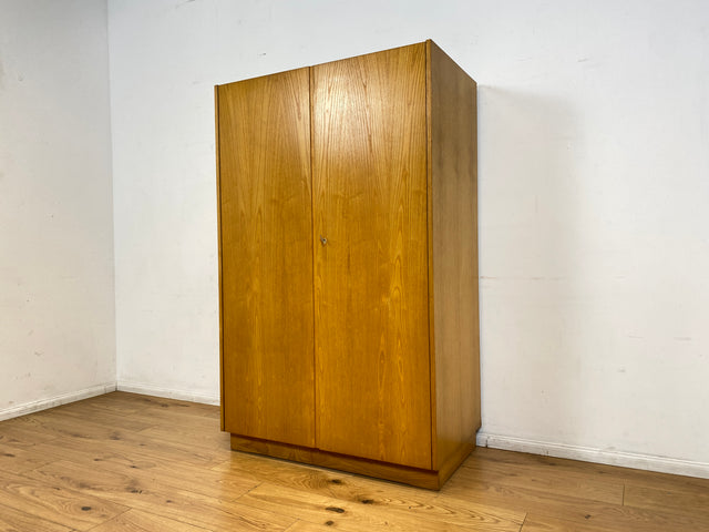 Ein VEB Hellerau Original I Seltener Mid-Century Kleiderschrank 799/O aus 1966 in ozeanischem Nussbaum mit Kleiderstange I Schrank Schlafzimmerschrank Vintage Retro 60er I