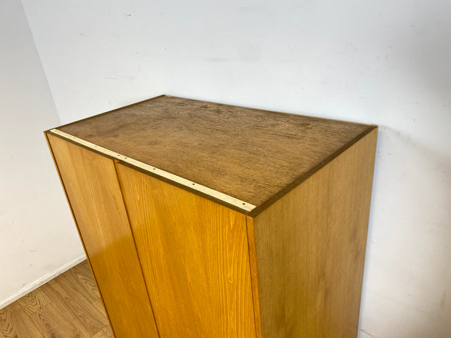Ein VEB Hellerau Original I Seltener Mid-Century Kleiderschrank 799/O aus 1966 in ozeanischem Nussbaum mit Kleiderstange I Schrank Schlafzimmerschrank Vintage Retro 60er I
