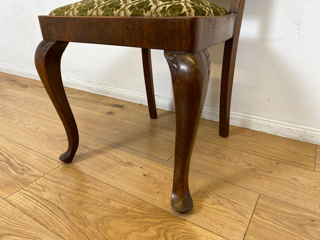 WMK I 1/2 Sehr eleganter handverzierter 30er Jahre Chippendale Esszimmerstuhl mit hochwertigem Brokat Bezug