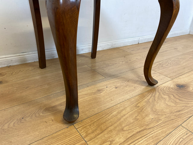 WMK I 1/2 Sehr eleganter handverzierter 30er Jahre Chippendale Esszimmerstuhl mit hochwertigem Brokat Bezug