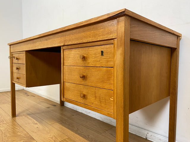 Stilvoller freistehender skandinavischer Schreibtisch in Eiche, mit Schubladen I Writing Desk Arbeitstisch Bürotisch Computertisch Danish Design Modern Vintage 60er 70er I