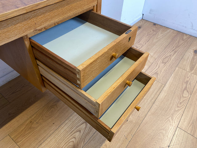 Stilvoller freistehender skandinavischer Schreibtisch in Eiche, mit Schubladen I Writing Desk Arbeitstisch Bürotisch Computertisch Danish Design Modern Vintage 60er 70er I