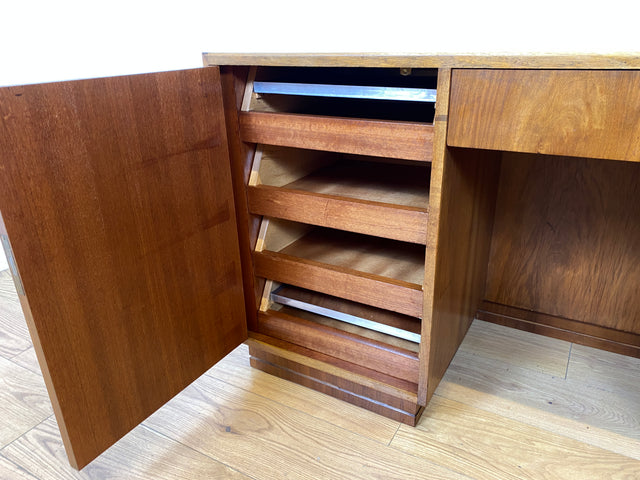 WMK I Minimalistischer freistehender Mid-Century Schreibtisch aus vollem Holz mit Regal Rückseite