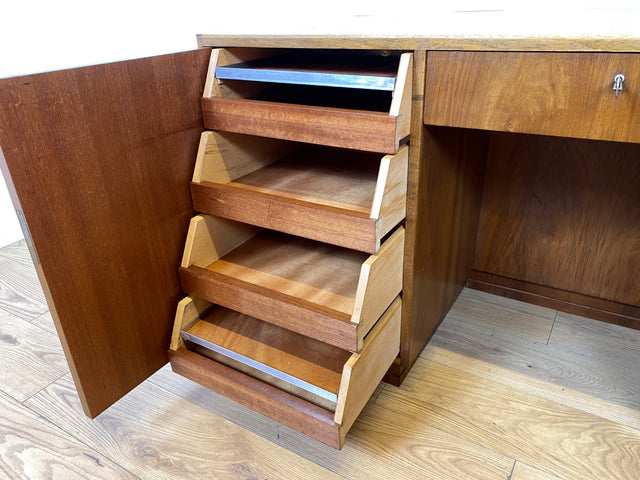 WMK I Minimalistischer freistehender Mid-Century Schreibtisch aus vollem Holz mit Regal Rückseite