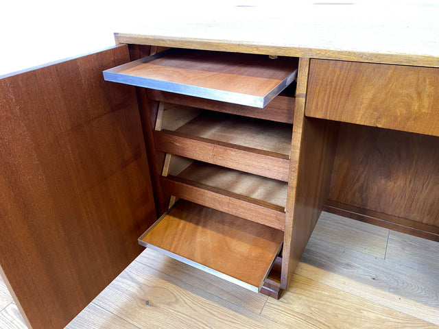WMK I Minimalistischer freistehender Mid-Century Schreibtisch aus vollem Holz mit Regal Rückseite