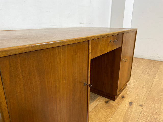 WMK I Minimalistischer freistehender Mid-Century Schreibtisch aus vollem Holz mit Regal Rückseite