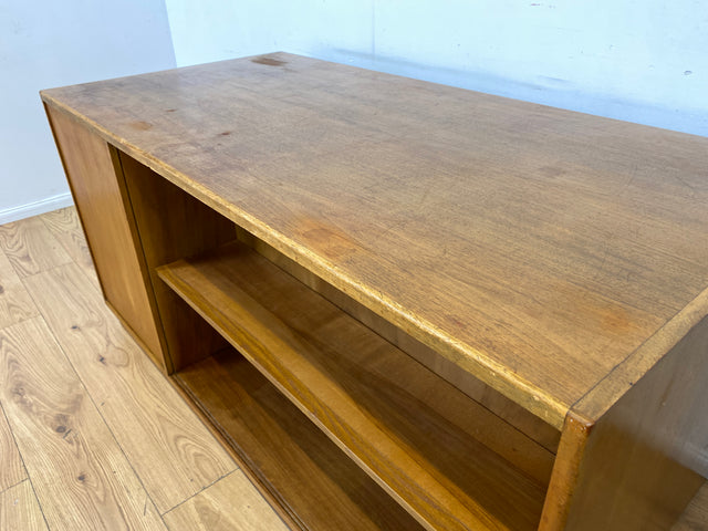 WMK I Minimalistischer freistehender Mid-Century Schreibtisch aus vollem Holz mit Regal Rückseite