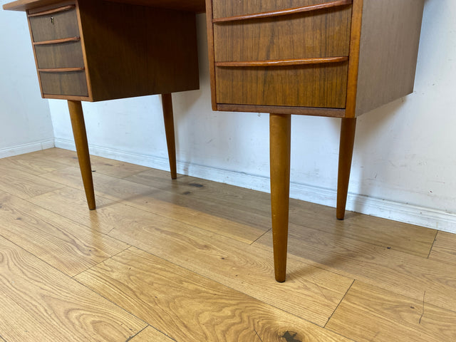 Schöner kleiner freistellender Mid-Century Schreibtisch in skandinavischem Design mit Schubladen und Holzgriffen I Arbeitstisch Bürotisch Sekretär Writing Desk Vintage 60er I