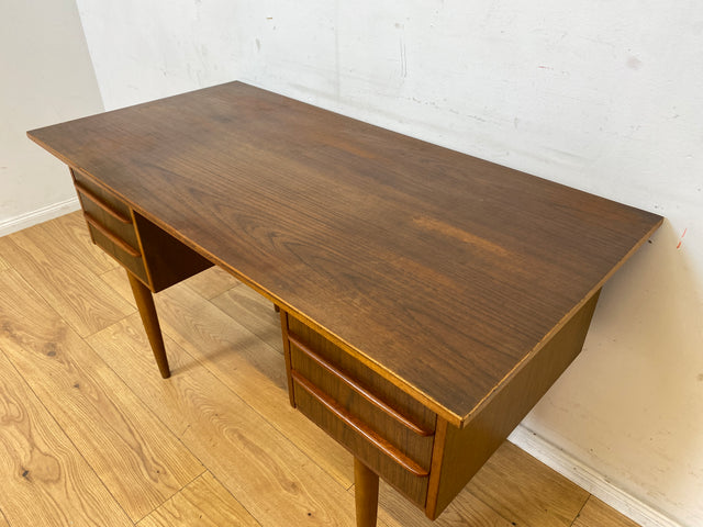 Schöner kleiner freistellender Mid-Century Schreibtisch in skandinavischem Design mit Schubladen und Holzgriffen I Arbeitstisch Bürotisch Sekretär Writing Desk Vintage 60er I