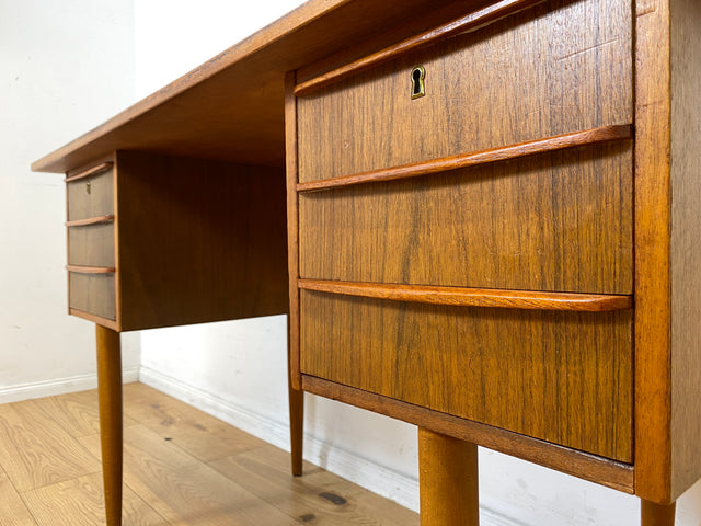 Schöner kleiner freistellender Mid-Century Schreibtisch in skandinavischem Design mit Schubladen und Holzgriffen I Arbeitstisch Bürotisch Sekretär Writing Desk Vintage 60er I