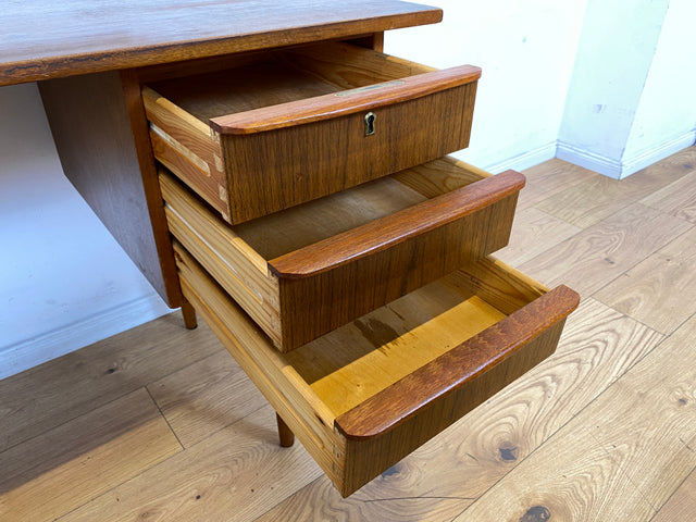 Schöner kleiner freistellender Mid-Century Schreibtisch in skandinavischem Design mit Schubladen und Holzgriffen I Arbeitstisch Bürotisch Sekretär Writing Desk Vintage 60er I