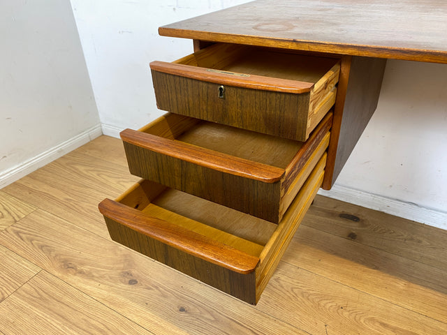 Schöner kleiner freistellender Mid-Century Schreibtisch in skandinavischem Design mit Schubladen und Holzgriffen I Arbeitstisch Bürotisch Sekretär Writing Desk Vintage 60er I