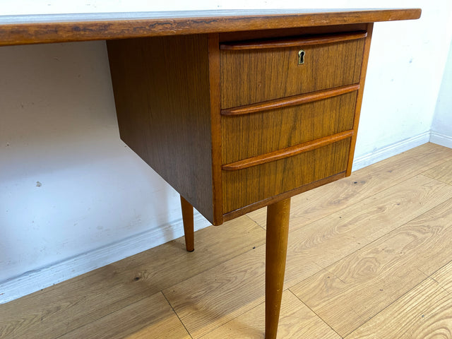 Schöner kleiner freistellender Mid-Century Schreibtisch in skandinavischem Design mit Schubladen und Holzgriffen I Arbeitstisch Bürotisch Sekretär Writing Desk Vintage 60er I