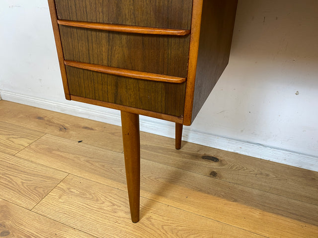 Schöner kleiner freistellender Mid-Century Schreibtisch in skandinavischem Design mit Schubladen und Holzgriffen I Arbeitstisch Bürotisch Sekretär Writing Desk Vintage 60er I