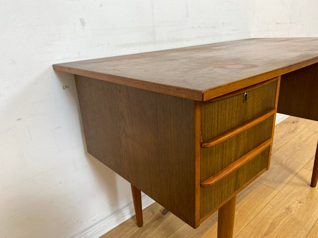 Schöner kleiner freistellender Mid-Century Schreibtisch in skandinavischem Design mit Schubladen und Holzgriffen I Arbeitstisch Bürotisch Sekretär Writing Desk Vintage 60er I