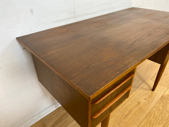 Schöner kleiner freistellender Mid-Century Schreibtisch in skandinavischem Design mit Schubladen und Holzgriffen I Arbeitstisch Bürotisch Sekretär Writing Desk Vintage 60er I