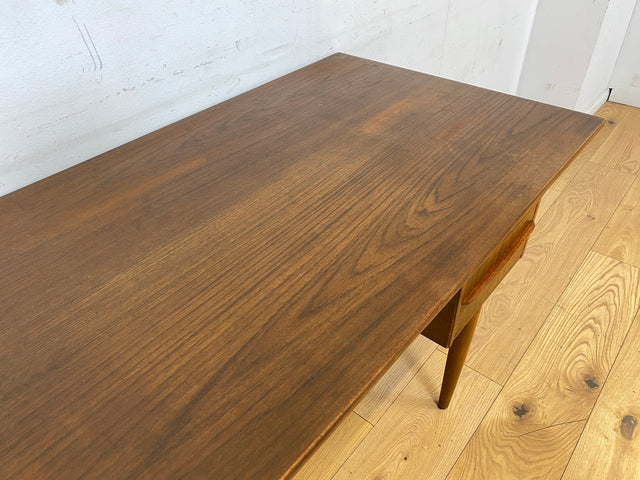 Schöner kleiner freistellender Mid-Century Schreibtisch in skandinavischem Design mit Schubladen und Holzgriffen I Arbeitstisch Bürotisch Sekretär Writing Desk Vintage 60er I