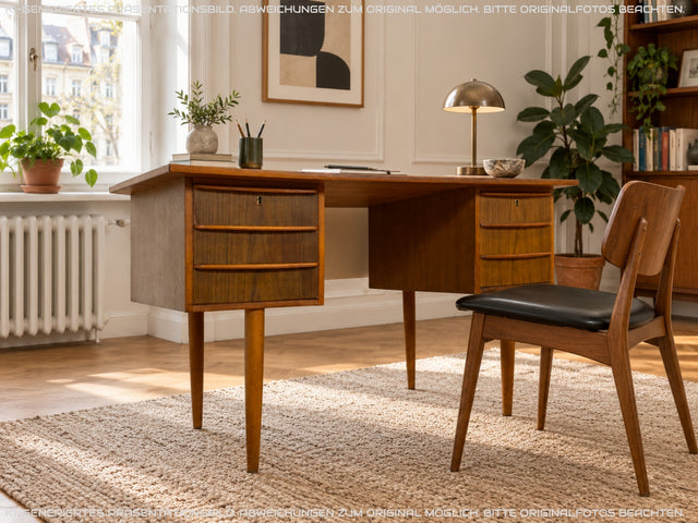Schöner kleiner freistellender Mid-Century Schreibtisch in skandinavischem Design mit Schubladen und Holzgriffen I Arbeitstisch Bürotisch Sekretär Writing Desk Vintage 60er I