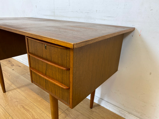 Schöner kleiner freistellender Mid-Century Schreibtisch in skandinavischem Design mit Schubladen und Holzgriffen I Arbeitstisch Bürotisch Sekretär Writing Desk Vintage 60er I