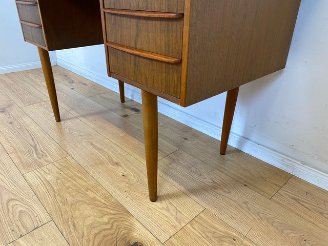 Schöner kleiner freistellender Mid-Century Schreibtisch in skandinavischem Design mit Schubladen und Holzgriffen I Arbeitstisch Bürotisch Sekretär Writing Desk Vintage 60er I
